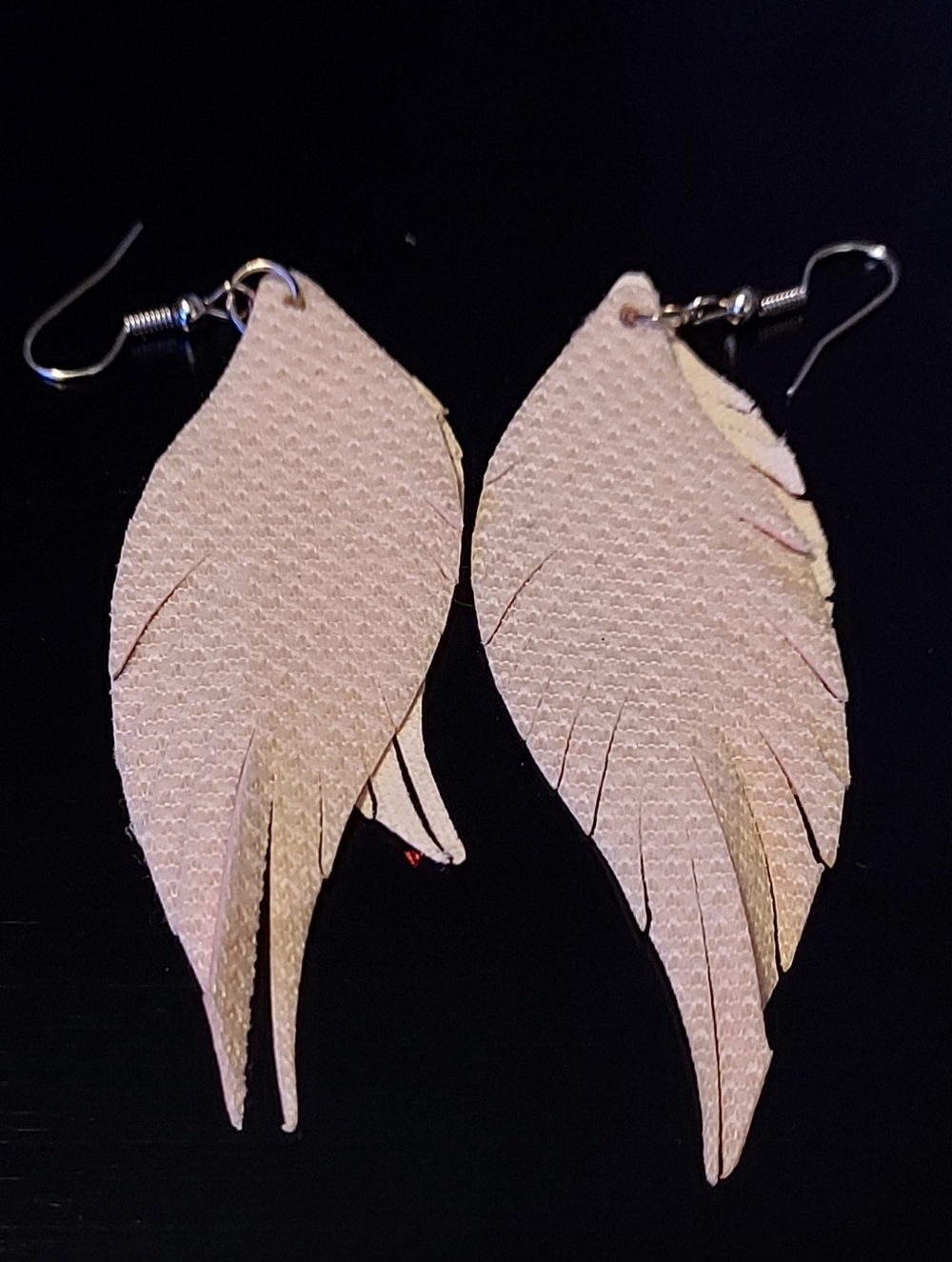 🪶 Fuchsia Pink Glitter Faux Leather Feather Style Fishhook Earrings Brand NEW - Picture 3 of 3
